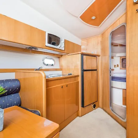 Rent Raffaelli40 In Botel *