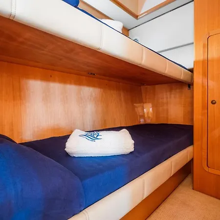 Botel Rent Raffaelli40 In Capri